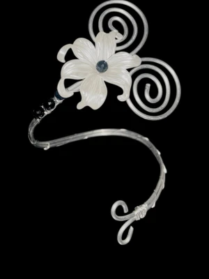 arm cuff armcuff 2000s 00s y2k armband armring fairy fairycore  - Skriv vilken färg du vill ha! Handgjord armcuff i aluminium med en glittrande blomma i plast och pärlor. Lätt att justera storlek! KEYWORDS nitar nitter niitit ćwieki paljetter pailletter paljetit cekiny dekoration pynt koriste dekoracja dekorationer pyntet koristeet dekoracje dekorerad dekoreret pyntet koristeltu ozdobiony glitter glitter glimmer kimalle brokat glittrig glitrig glitrende kimaltava błyszczący glittrigt  graphic grafisk grafisk graafinen graficzny print tryck tryk painat