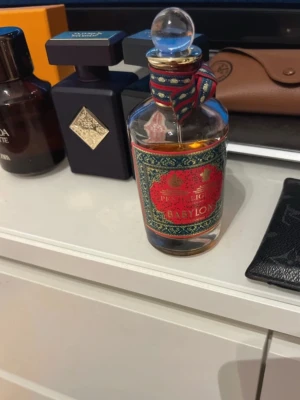 Penhaligon's Babylon parfymflaska - Unik parfym från Penhaligon's med färgstark etikett och dekorativt band runt halsen. Perfekt för dig som vill sticka ut med din doftsamling. Nypris ca 2700. 