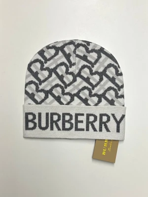 Burberry Mössa  - Helt ny aldrig använd. Storlek One size. Snabb frakt.