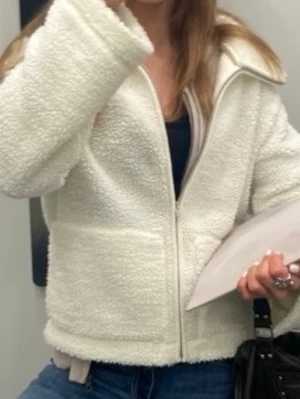 Vit teddyjacka med dragkedja - Supermysig vit teddyjacka som är perfekt till höst och vår! Använd denna våren men fortfarande fint skick, kan ha vissa mindre defekter men inget man märker 💗