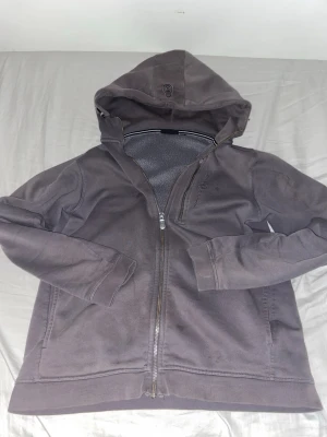 Grå sail racing hoodie - Fin mörk grå sportig sail racing hoodie i mycket bra skick som använts i ca en eller två månader