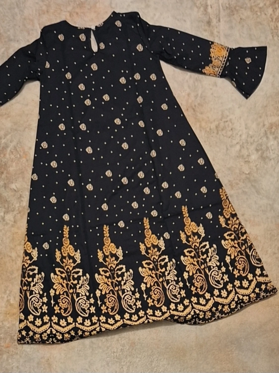 Svart långklänning med guldiga broderier - 2