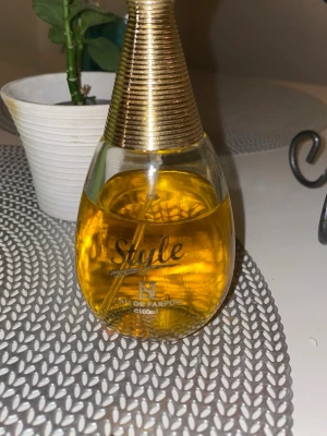 Style Eau de Parfum 100ml - En Eau de Parfum med modern känsla, perfekt för dig som vill sticka ut. Flaskan innehåller 100 ml och har en unik design som drar blickarna till sig. Använd några gånger.
