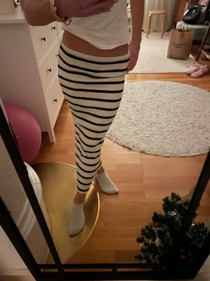 Randig långkjol från Gina Tricot - Säljer en snygg ribbad långkjol från Gina Tricot i storlek XS!🩷🩷som ny!