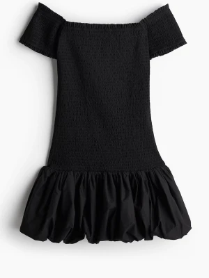 Svart offshoulder kortklänning - Säljer en svart kortklänning från HM som inte kommer till användning, den är använd 1 gång. Den är i storlek M