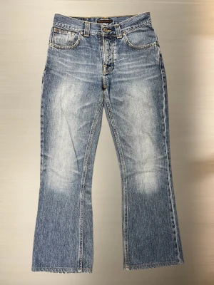 Vintage Nudie Jeans Low Flare Glenn - Otroligt snygga vintage Nudie Jeans i modellen ”Low Flare Glenn”🔥. Storlek och modellnamnet är borttvättat men jag vet med säkerhet att det är Flare Glenn och storlek W28-29 L30. 📏 Midja: 36 cm, Ytterbenslängd: 96 cm, Benöppning: 22,5 cm. Mäter alltid så noggrant som möjligt och gör ej returer. 