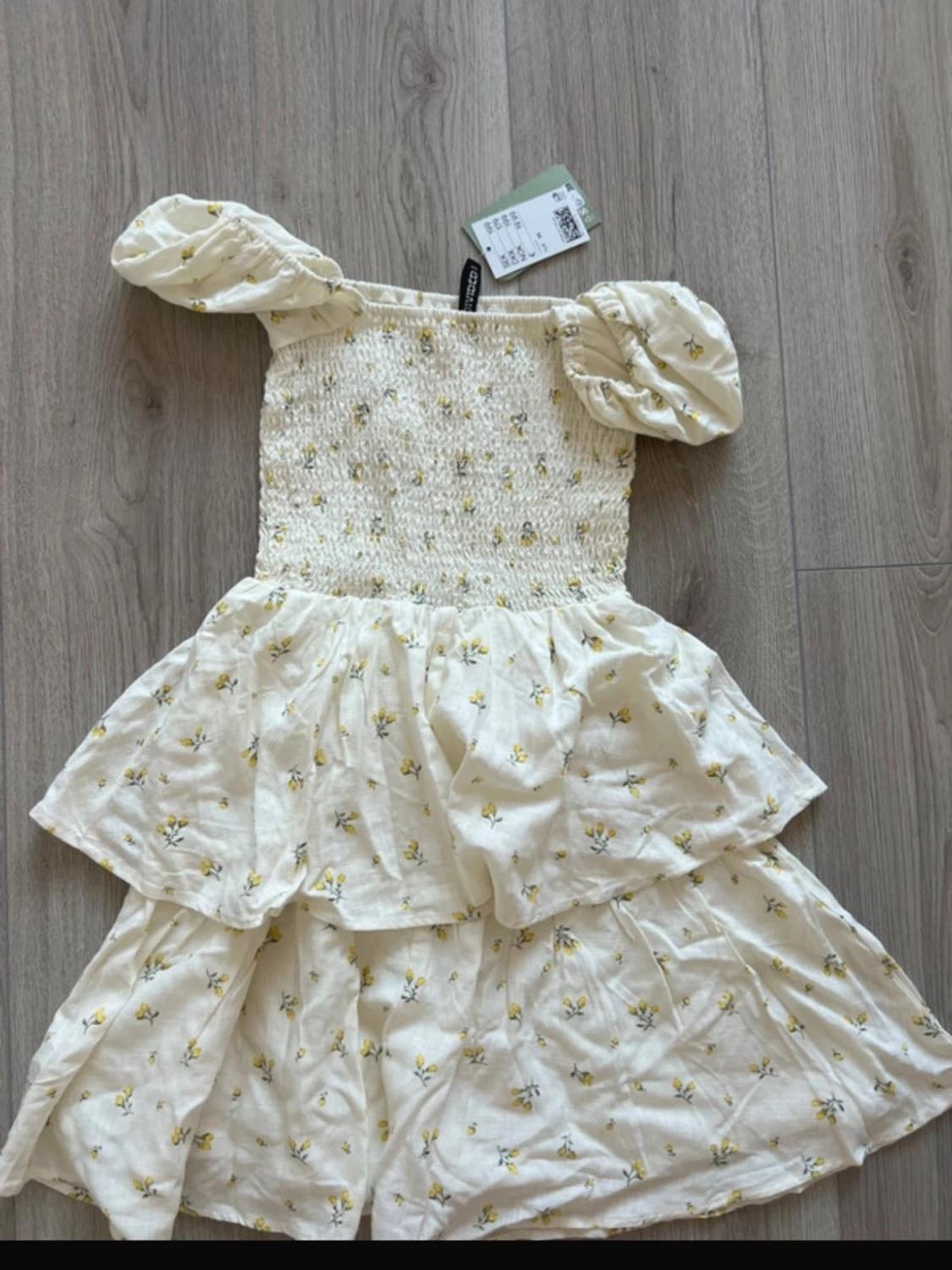 Vit blommig kortklänning med volanger - 2