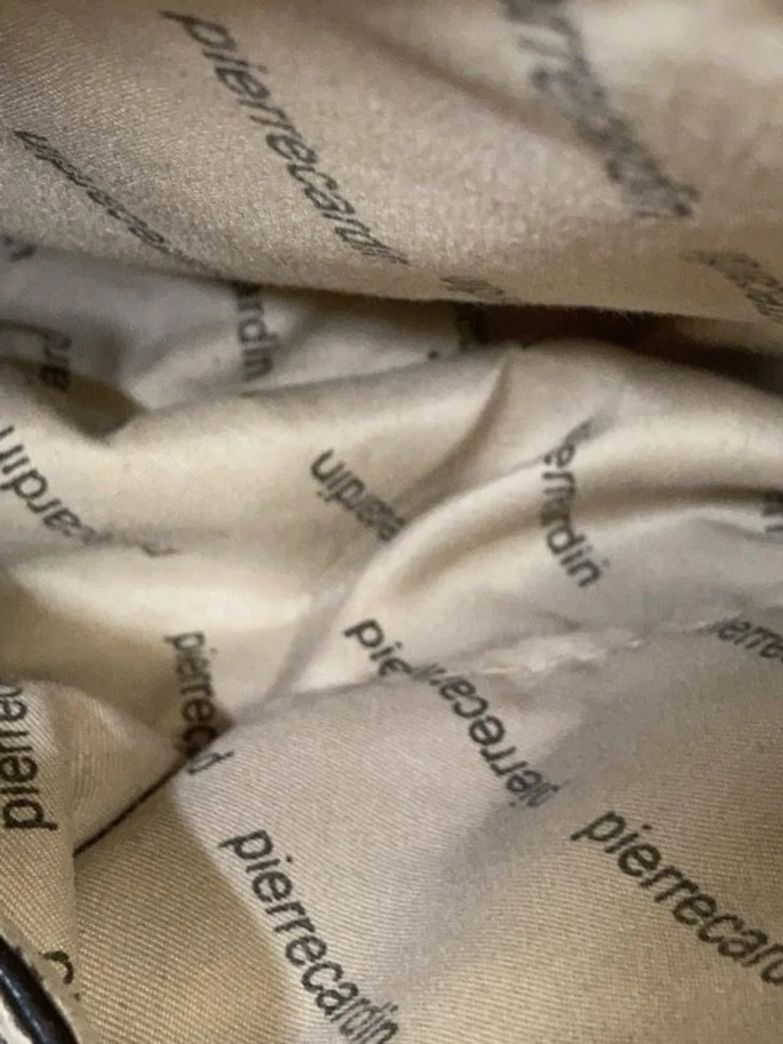 Svart handväska med kedja och nitar - 4