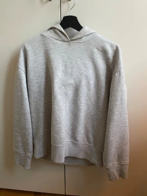Grå hoodie  - Supersnygg hoodie från zara. Osäker om det är xs/s. 