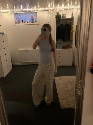 Ljuslila ribbad topp med spetskant - Jätte fin ljusblå ribbad topp med korta ärmar och söt spetskant vid ärmsluten. Toppen är figurnära och har en enkel, stilren design som passar perfekt till jeans eller kjol. Materialet är mjukt och stretchigt för en bekväm känsla. Använt max 1 gång då den inte kommit till användning så nästan helt ny🪽