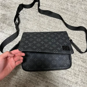 svart axelväska monogram - Märkesväska har magnet stägning och håller mycket plats, Perfektt för alls