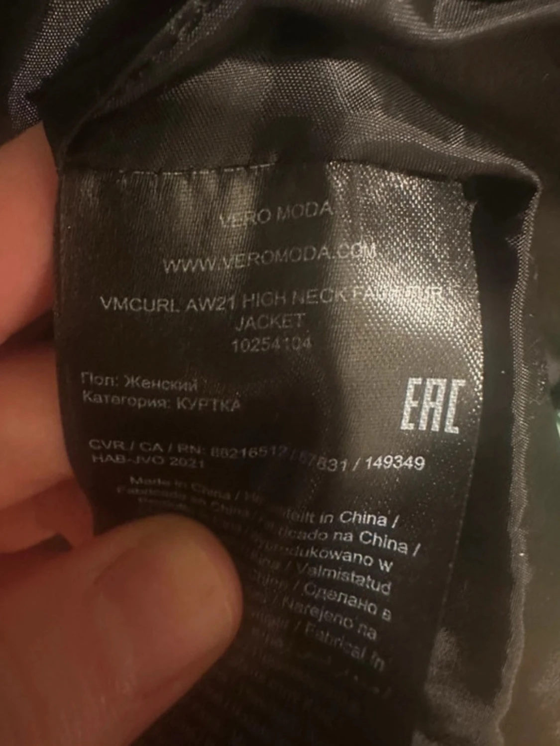 Svart pälsjacka från Vero Moda M defekt  - 3