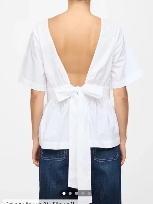 Vit blus med knytning där bak - Säljer min helt oanvända bikbok blus med knytning där bak. Den har prislapp kvar och orginalpris är 400kr