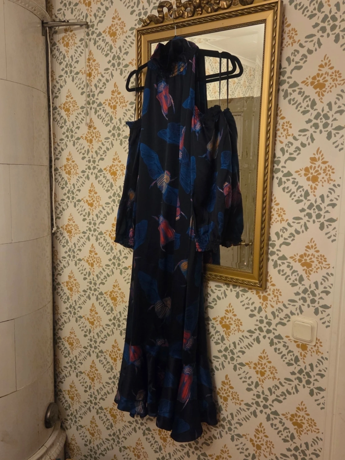 Mörkblå långklänning med insektsmönster - 4