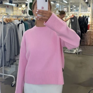 Rosa stickad tröja - Stickad tröja från &Other stories i strl S. Passar XS/S. Blivit lite nopprig men fortfarande i bra skick.