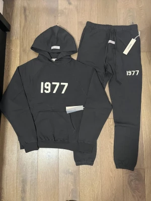 1977 ESSENTIALS TRACKSUIT (Iron Black) - Perfekt kvalitet 1977 Essentials tracksuit, inlägget upplagt för och visa att den är såld. Har fler fast ej i lager, frakten kan diskuteras privat.