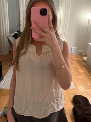 Vit ärmlös linnetopp - Ur gullig topp i storlek S💖💖 