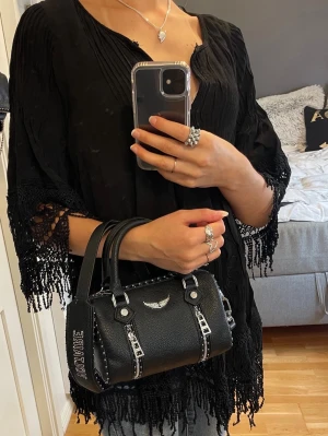 Svart tunika - En superfin svart tunika, perfekt att ha över badkläder till stranden! 