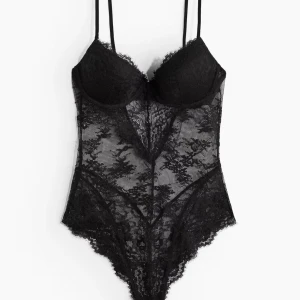 Svart spetsig body - Body från Hm som är helt slutsåld. Helt ny utan prislapp, endast testad! Storlek 75B