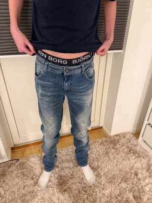 Replay Jeans (ge prisförslag) - Replay jeans med slitningar | Storlek 26/30 | Modellen är 163cm - 43 kilo | De är inget hål på baksidan - kom privat för närmre bild! Ge prisförslag! Endast seriösa!☺️ 