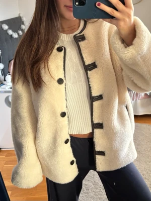Beige teddyjacka från H&M - Jättefin jacka, aldrig använd! Nypris: 899kr