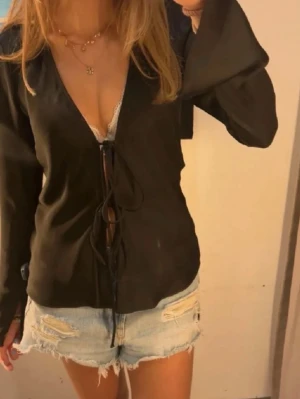 Svart omlottblus - Jättefin fest blus/topp från Zara ❤️‍🔥❤️‍🔥  när man böjer armarna så blir ärmarna lite strama