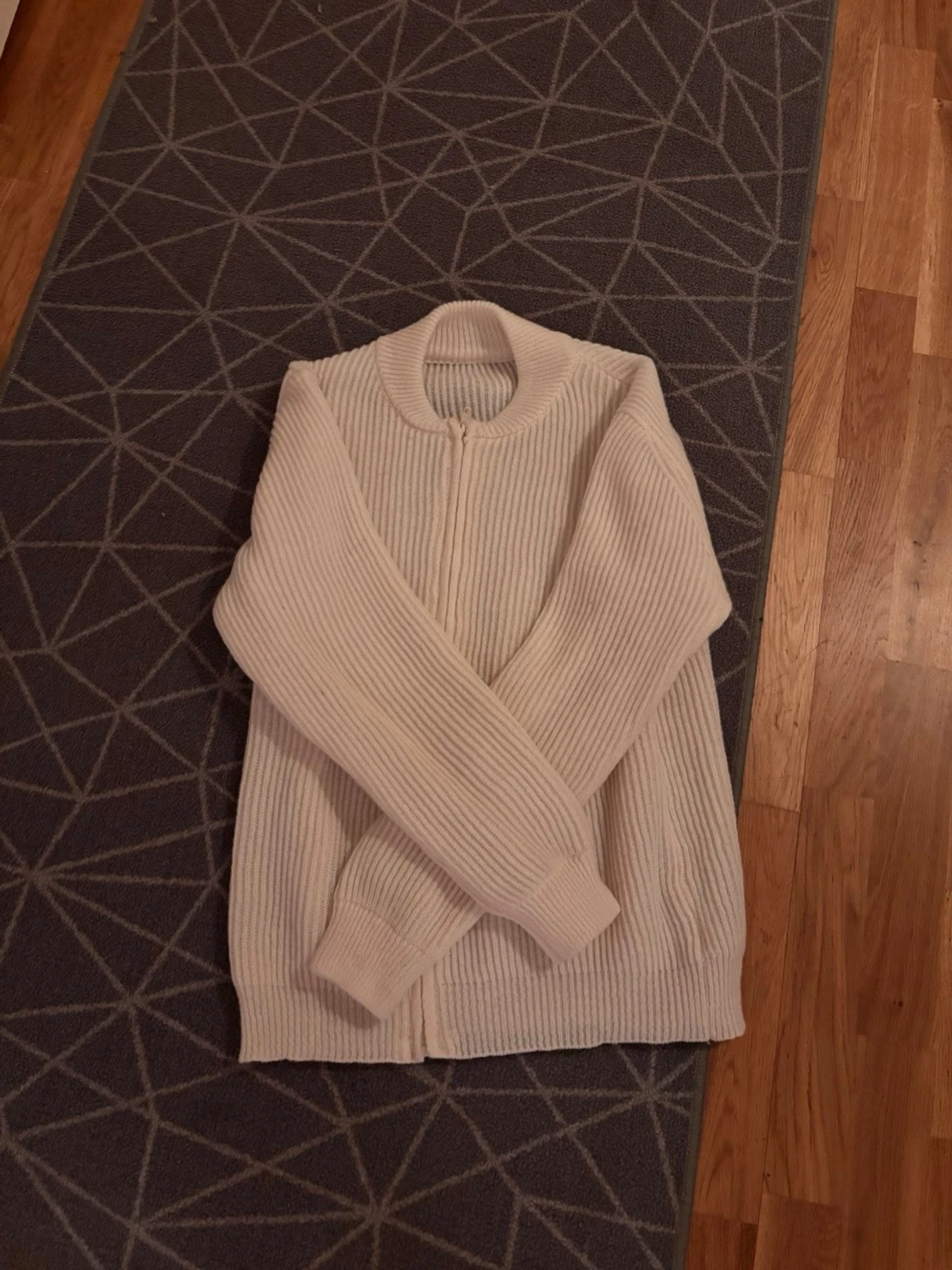 Beige ribbad kofta med dragkedja