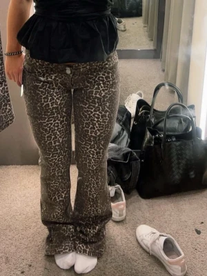 Leopard mönstrade Lågmidjade bootcut jeans - Jätte snygga och coola Leopardbyxor!! Sitter jätte snyggt och Lågmidjade , lite långa men passar ändå och jag är 160, men skulle också passa på någon som är 165 ungefär🐆🐆