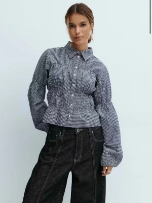 Blus från Gina Tricot  - Jättegullig blus från Gina! Slutsåld på hemsidan. Aldrig använd och har prislapp kvar!☺️🥰