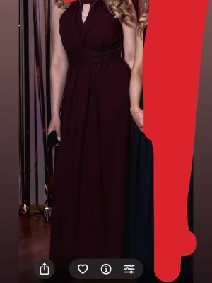 Vinröd långklänning med spetsdetalj - Säljer en elegant vinröd långklänning med v-ringning och bred spetsdetalj i midjan. Klänningen har ärmlös design och ett mjukt, flytande tyg som ger en snygg siluett. Perfekt för bal. Jag på bilden är 165 cm och har vanligtvis S 💞 Färgen är lite mer vinröd än på bilden 💖