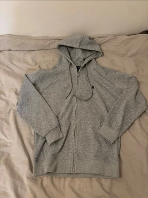 Polo kofta - Säljer en kofta från polo. Skön och varm kofta. Perfekt till dig som gillar basic kläder. Finns i M med!