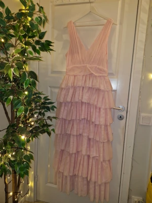 Rosa balklänning💗 - Säljer min jättefina balklänning från sommaren 2025. Den är använd 1 gång vilket var på balen. Köptes från bubbleroom för 1800 kr i storlek 42, sitter perfekt på mig som vanligvis bär M. Säljer då den inte kommer användas och jag tänker att det är bättre att den kommer till nån som faktiskt kommer ha användning för den💗 den har inga defekter och är superfin.
