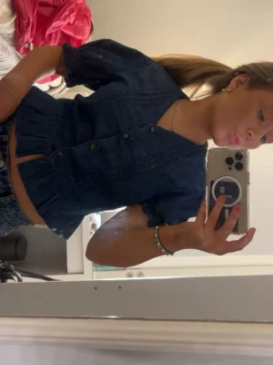 Jättefin blus  - Supersöt blå jeansblus från Divided med korta puffärmar. Skriv för fler bilder mm🥰