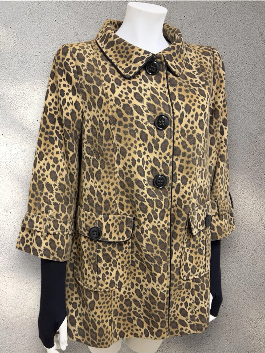 Leopardmönstrad kappa med stora knappar - 1