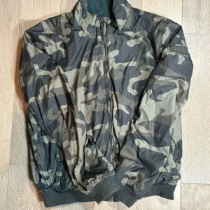 Woolrich jacka - Stilren bomberjacka i mycket bra skick. Storlek M (passar även S). Nypris ca 3700 kr. Mitt pris: 1199 kr. Priset kan sänkas vid snabb affär. Reversible dvs det går att byta sida på jackan🤩 så man kan säga 2 i 1 