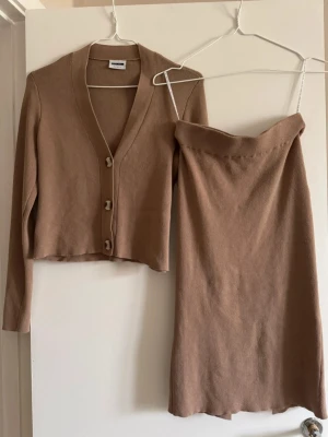 Beige kjolkostym i ull från Noisy May - En beige kjolkostym i ull från Noisy May. Helt oanvänd.