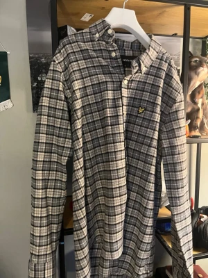 Rutig skjorta från Lyle & Scott - Säljer min Lyle and Scott skjorta då den fortfarande är lite för lång passar för runt 170-175 och är riktigt varm och perfekt för den uppkommande våren 
