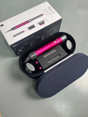 Dyson Airwrap Complete Long - Dyson Airwrap Complete Long – Rosé/Nickel Säljer en Dyson Airwrap Complete Long i nyskick. Produkten är mycket sparsamt använd / som ny och alla tillbehör medföljer.  ✨ Ingår: 	•	Dyson Airwrap-handenhet 	•	Långa locktuber (både vänster & höger) 	•	Stylingborstar 	•	Rund volymborste 	•	Fön-/utjämningsmunstycke 	•	Original förvaringsetui  📌 Skick: 	•	Som ny 	•	Inga repor eller slitage 	•	Fungerar perfekt  Perfekt för dig som vill ha salongskänsla hemma ✨ 