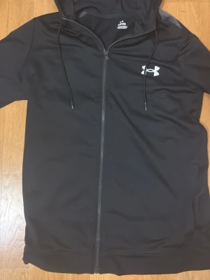 Under armour hoodie - Säljer denna under armour tröjan, den är i jättebra skick. Intresserad? Tveka inte på skriva prisk kan självklart diskuteras!