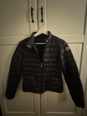Svart Moncler jacka - säljer en jättesnygg tunn moncler dunjacka i svart den har inga tecken på användning och i väldigt bra skick, inte använd så många gånger och köpt för 11.800kr. Den är i storlek 0 och Säljer för 6500kr men priset kan diskuteras