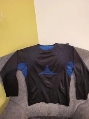 Frontian Svart/blå långärmad träning/cykel tröja M - Svart och blå långärmad tröja med detaljerade mönster. Tröjan har en rund halsringning och långa ärmar.