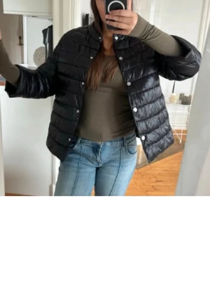 Svart trekvartsjacka från Urban Kiss - Svart trekvartsjacka från Urban Kiss den liknar herno jacka. I strl S. Liknar hernojacka