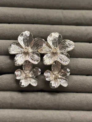 Blom örhängen  - Silvriga gulliga blom örhängen🩶Aldrig använda!