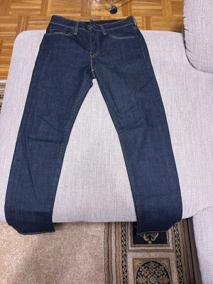 Levi's Skinny raw denim jeans mörkblå W29 L30 - Mörkblå Levi's jeans i skinny taper. Jeansen har en smal passform som smalnar av vid ankeln och är tillverkade i slitstarkt denim. Perfekta för dig som gillar en clean och tidlös look. Storlek W29 L30 
