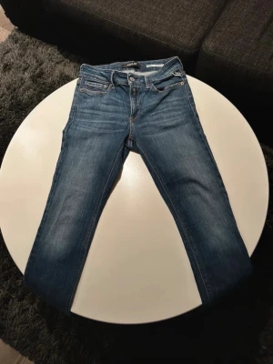 Replay Luzien skinny jeans blå - Säljer ett par Replay Luzien jeans i klassisk blå tvätt. Jeansen har fem fickor, snygga kontrastsömmar och är tillverkade i hållbar bomull. Riktigt snygga nu till våren.