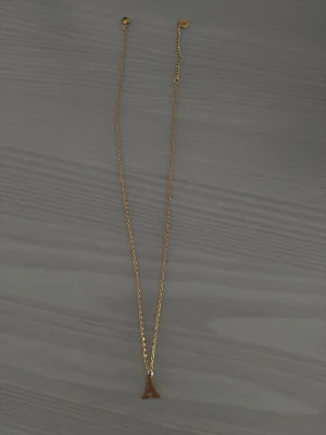 A halsband Edblad  - Ett halsband från Edblad med bokstaven A🤍