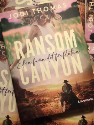 Ekon från det förflutna av Jodi Thomas  - Del 2 i Ransom Canyon bokserien🐎💕 Helt i nyskick, pocket📚 Pris på vanliga bokhandlar: ca 100-125 kr🕯 Det är bara att skriva om du har några frågor💕