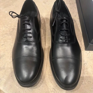 Novita - Svarta kostymskor - Helt nya - Har endast provat lite men inte kommit till användning. Skicket är 10/10 därav priset 800 Storleken är 42😁 Nypriset är 2300kr