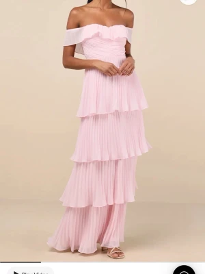 Balklänning - ‼️‼️Söker denna klänningen!!!! Öppen för vilket pris som!!