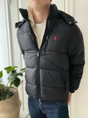 Ralph Lauren puffer jacket  - Ralph Lauren puffer jacket / dun jacka. Inga större  defekter, den har tappat lite puff, ganska stor på modellen som är 180 cm 75 kg och bär M. Skulle rekommendera för ungefär 185. Kom med frågor! 